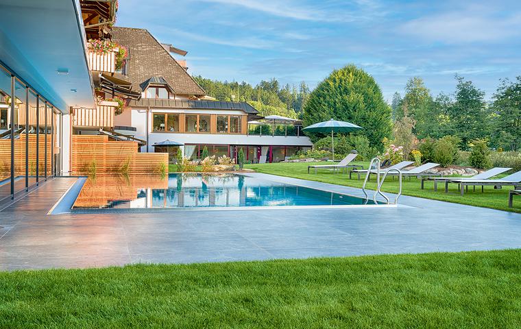 Un dialogue harmonieux entre nature et pierre calcaire 